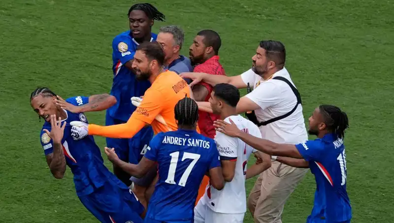 Dev Finalden Sonra Gergin Anlar: Teknik Direktörden Futbolcuya Yumruk!