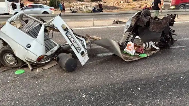 Bariyere Çarpan Araçta Felaket: Bir Ölü, Bir Yaralı