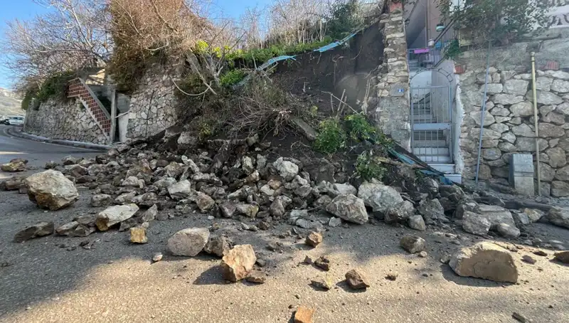 İstinat Duvarının Çöktüğü Yol, Trafiği Kilitledi: Yetkililer Acil Durumda!