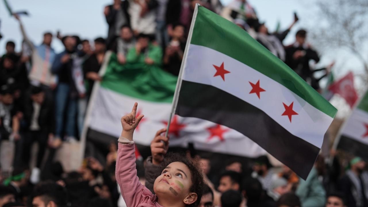 Suriye'nin Yeni Bayrağı Anlamı Merak Konusu