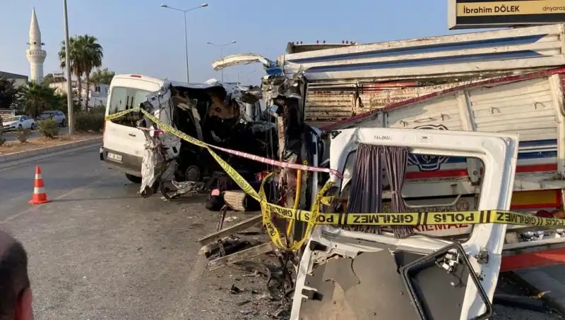 Mersin Tatil Yolu Üzerinde Meydana Gelen Feci Kaza: İki Kişi Hayatını Kaybetti