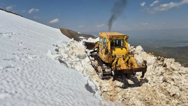 Nisan'da İki Metreyi Aşan Kar, Yol Açma Çalışmalarını Zirveye Taşıdı!