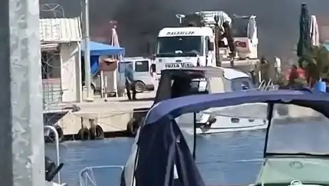 Tuzla'da Balıkçı Barınağında Büyüyen Lastik Yangını Korkuttu