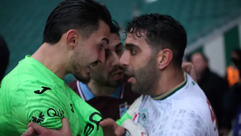 Konyaspor-Trabzonspor Maçında Uzatmalarda Kargaşa! Futbolcular Arasında Tartışma Çıktı