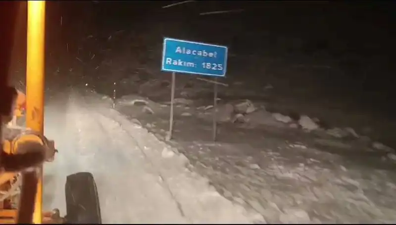 Antalya’da Kış Ortasında Beklenmedik Kar Yağışıyla Tatilciler Şaşırdı
