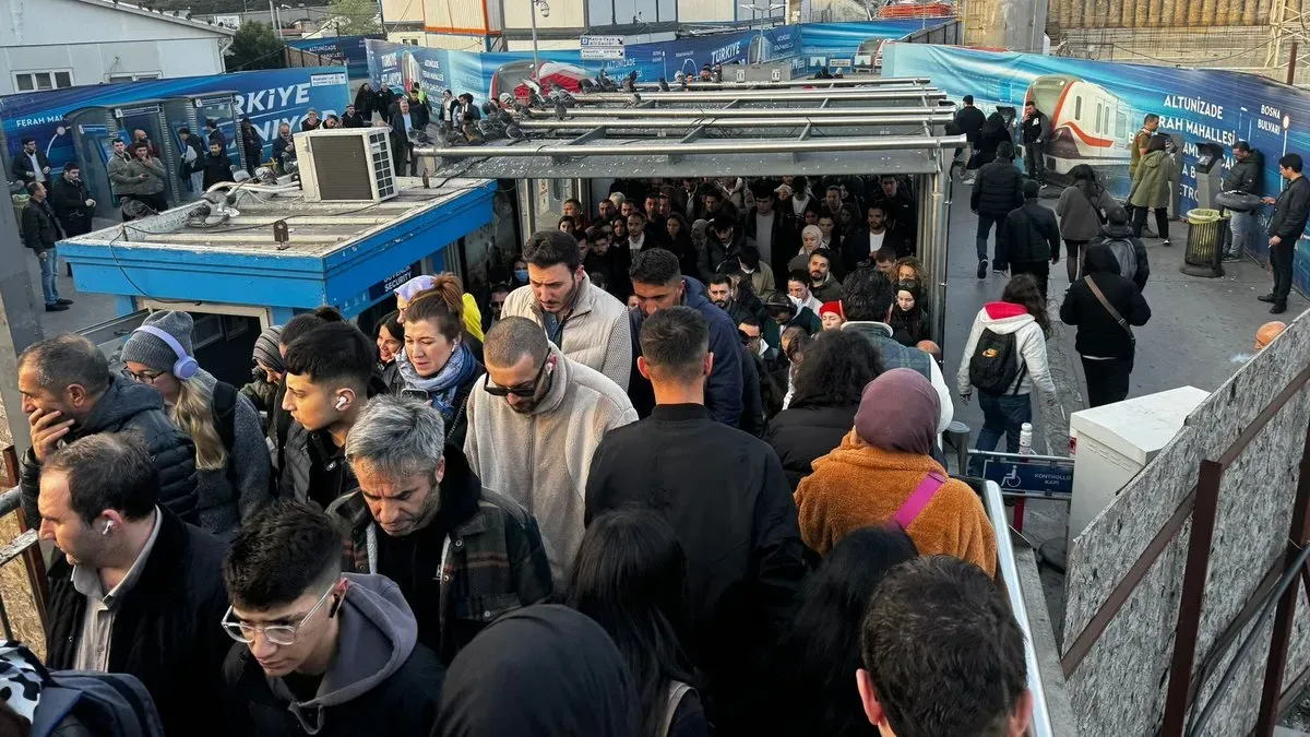 İstanbul’da Yine Metrobüs Çilesi! Duraklarda Uzun Kuyruklar Oluştu