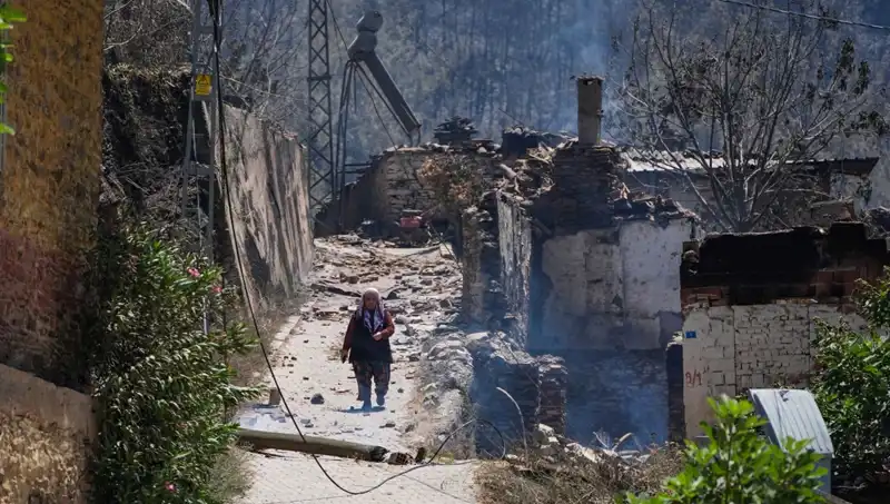 İzmir ve Bilecik'teki Yangınlar: 415 Bina Küller İçinde Kaldı