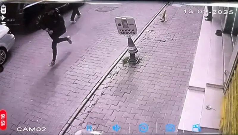İstanbul'da Silahlı Saldırı: Bacağından Vurulan Genç Yaşam Mücadelesi Veriyor