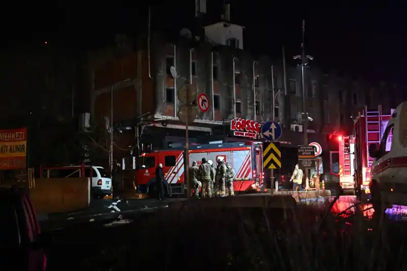 Maslak'ta Yangın Paniği! Beş Araç Kıvılcıma Yenik Düştü