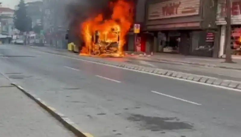 Ümraniye'de Korkunç Yangın: Aniden Alev Alan Bina Sokakları Korkuttu