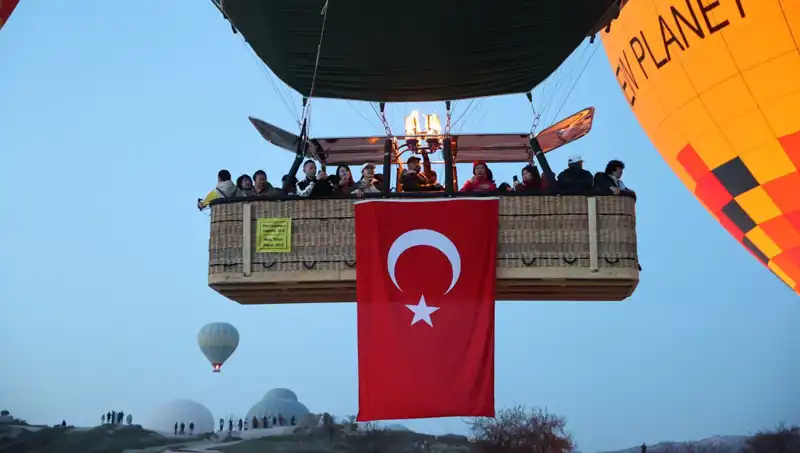 Kapadokya’da Balonlar 23 Nisan Coşkusunu Türk Bayraklarıyla Havalandı