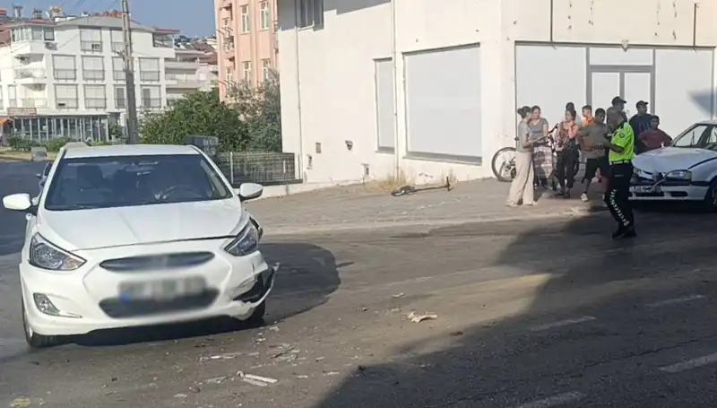 Antalya'da Saniyeler İçinde İki Otomobil Çarpıştı: Kaza Anı Kamerada