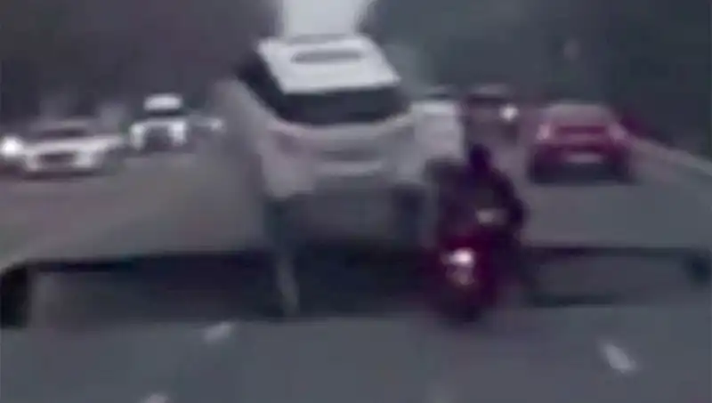 Güney Kore Otoyolunda Dev Çukur Motosikleti Yuttu: Bigisiler Korkuttu