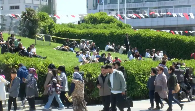 Taksim'de Deprem Sonrası Hareketlilik ve Güvenlik Önlemleri Artıyor