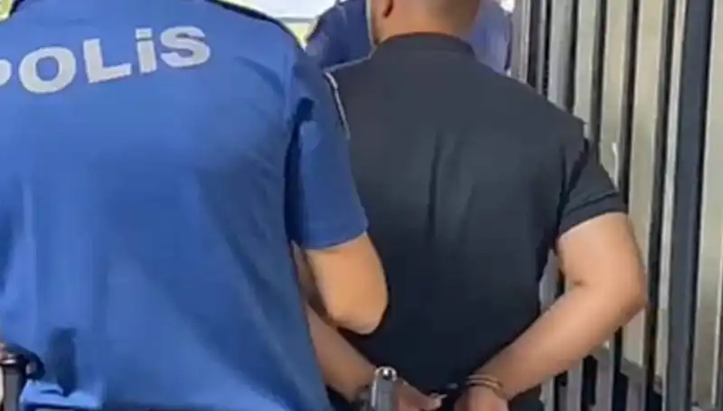 İzmir'de Polise Saldıran Şahıs Yakalandı ve Tutuklandı: Ayrıntılar