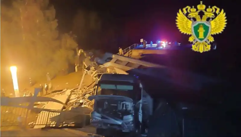Rusya'da Alarma Sebep Olan İki Köprünün Çökmesi ve Tren Kazası