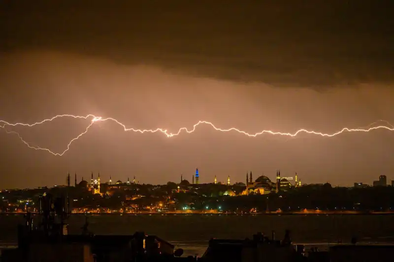 İstanbul'da Şok Hava Değişimi: Sıcaklık Aniden 22 Derece Düşecek!