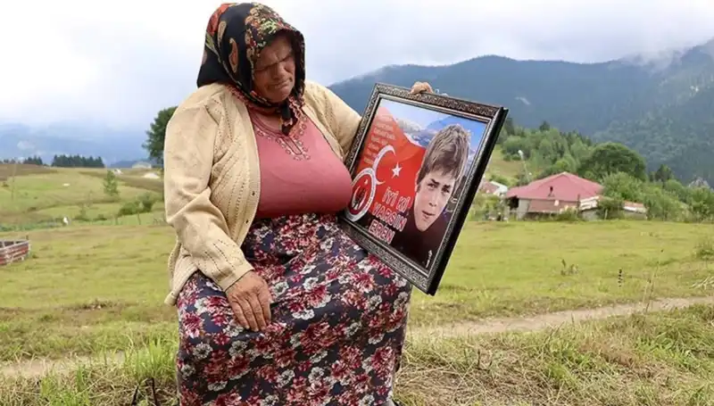 DEM Parti, Eren Bülbül'ün Annelerine Özel Bayram Kutlaması Gerçekleştirdi