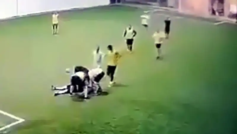 Adana'da Halı Sahada Kahreden Olay: 3 Çocuk Babası Hayatını Kaybetti