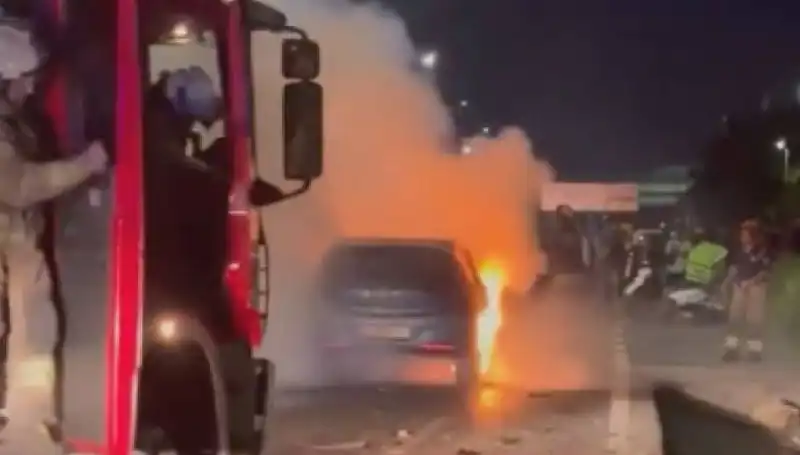 Otoyolda Bariyerlere Çarpan Araç Korkunç Yangına Neden Oldu