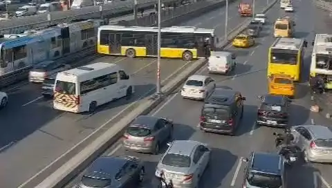 İETT Otobüsünün Neden Olduğu Feci Kaza Trafiği Kilitledi