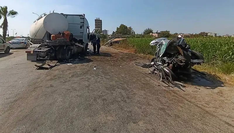 Adana'da Otomobil ve Kamyonun Feci Kazası: Sürücüler Hayat Mücadelesi Veriyor