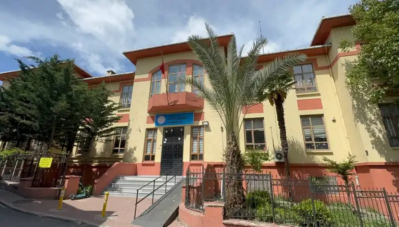 Depremde Hasar Gören Okullar Boşaltıldı: Eğitim Süreci Tehdit Altında