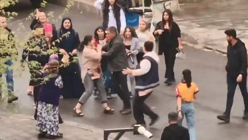 Adliye Önünde Tekmeli Yumruklu Kavga Gözleri Ortaya Çıkardı!