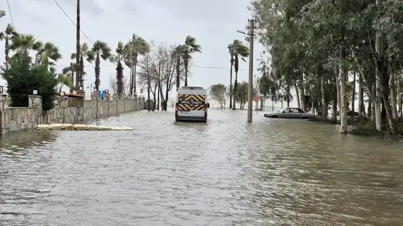 Gölden Taşan Sular İlçeyi Sular Altında Bıraktı! Facia Gözler Önünde Yaşandı