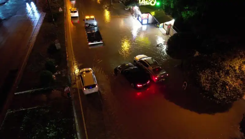 Adana'da Sağanak Yağış: Cadde ve Yolları Sular Bastı!