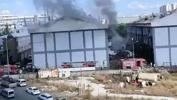 Başakşehir Sanayi Sitesinde Korkutan Yangın: Yangın Söndürme Ekipleri Seferber Oldu