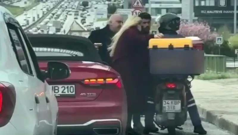 D-100'de Korku Dolu Anlar: Motokurye ile Tartışan Sürücü Silah Çekti