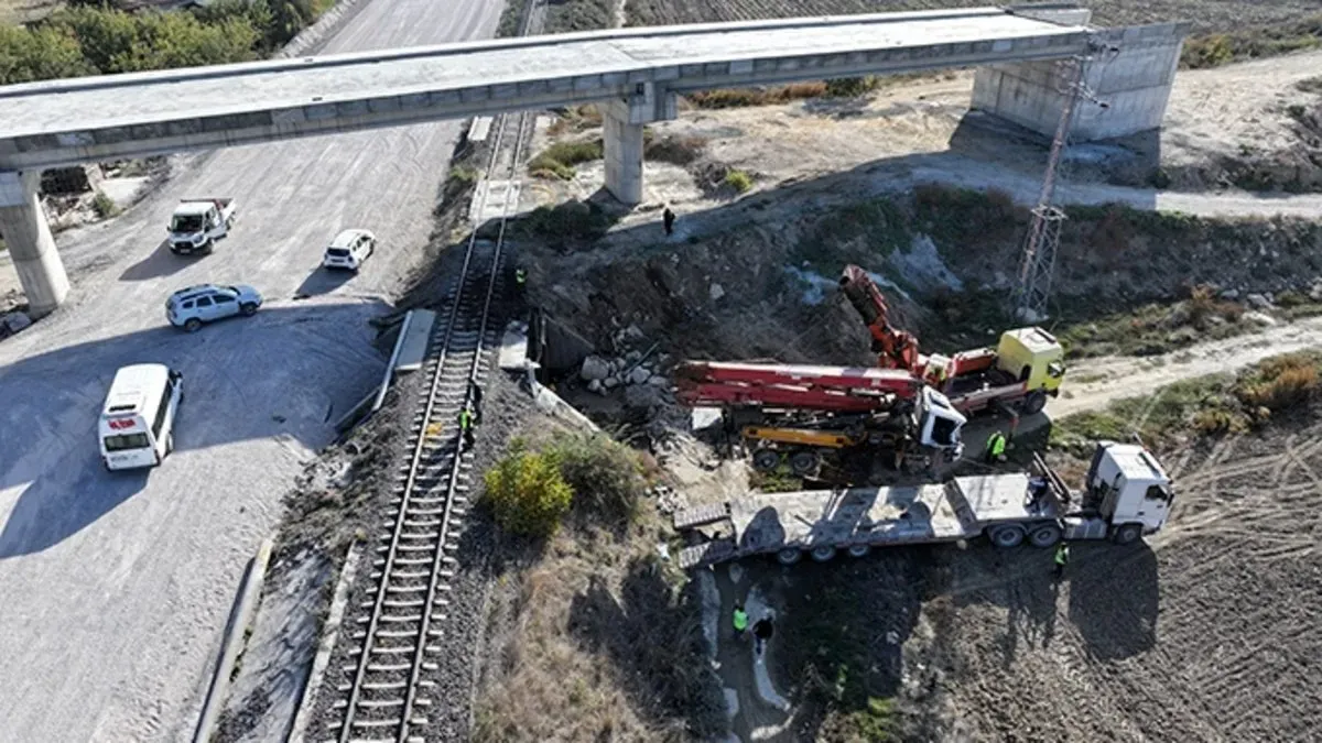 Edirne’de Yolcu Treni Beton Pompa Aracına Çarptı: Kazada Can Kaybı Yaşanmadı
