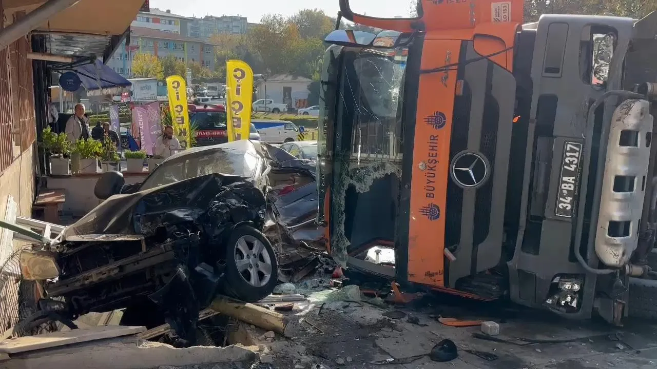 İBB’ye Ait Yol Bakım Aracı Yoldan Çıktı, 8 Araca Çarptı: 3 Kişi Yaralandı