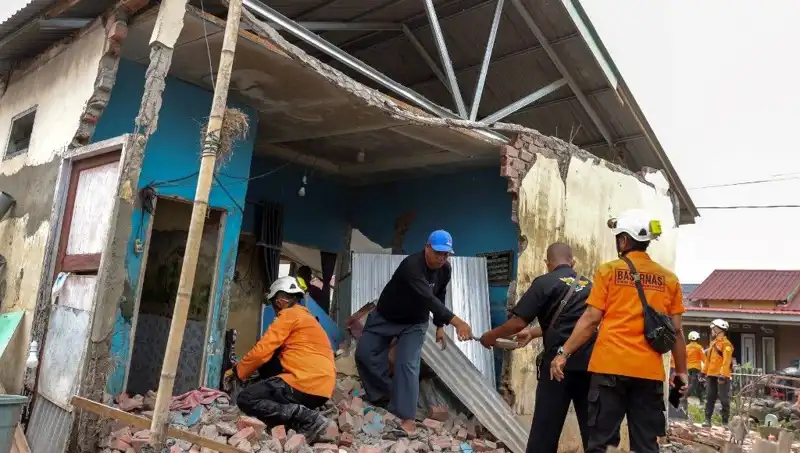 Endonezya'da Şiddetli Deprem: 5,7 Büyüklüğündeki Sarsıntı Hayatı Olumsuz Etkiledi
