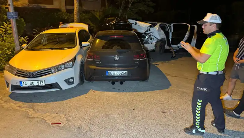 Alkollü Sürücü Sokağı Birbirine Kattı: Üç Araç Birden Çarpıldı