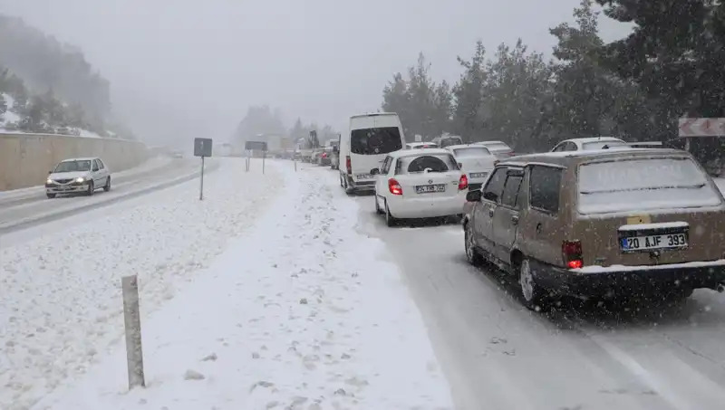 Denizli-Antalya Kara Yolunda Kar Faciası! Trafik Kilitlendi
