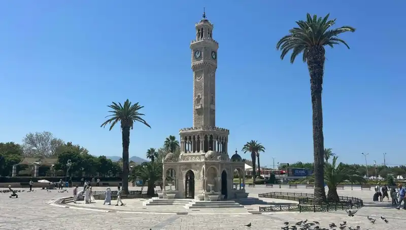 İzmir’de Sıcak Hava Dalgası: Meydanlar Boş, Vatandaşlar Serinlik Arayışında