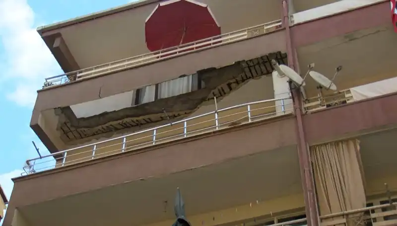 Güngören’de Korkunç Olay: Beş Katlı Binanın Balkonu Çöktü!