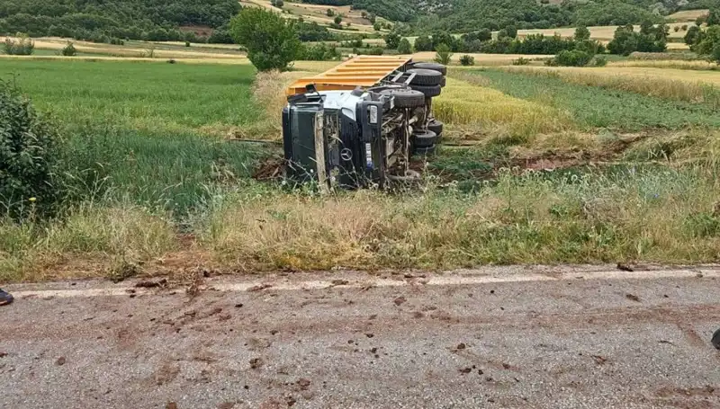 Tokat’ta Devrilen Kamyonun Şoförü Hayatını Kaybetti: Korkunç Kaza Detayları