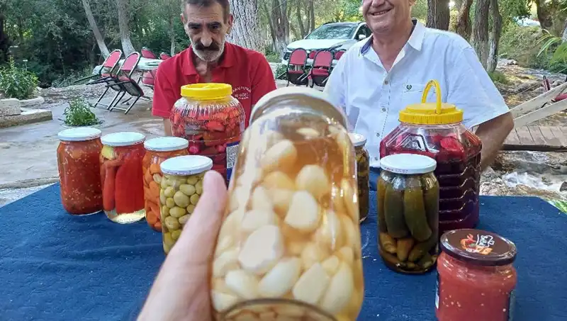 Araban Sarımsağı ile Hazırlanan Özel Turşu: Şifa ve Lezzet Dolu Bir Deneyim