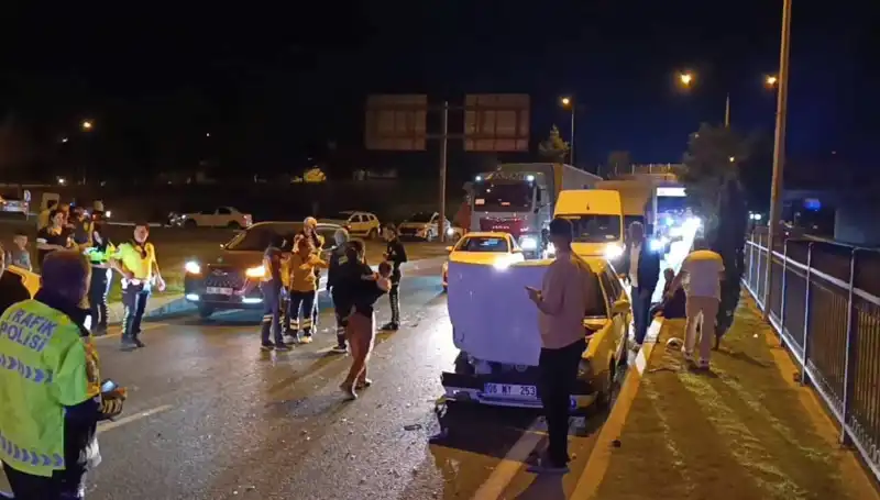 Otoyolda Kural Dışı Geri Dönüş Trafik Kazası: İki Çocuk Dört Yaralı