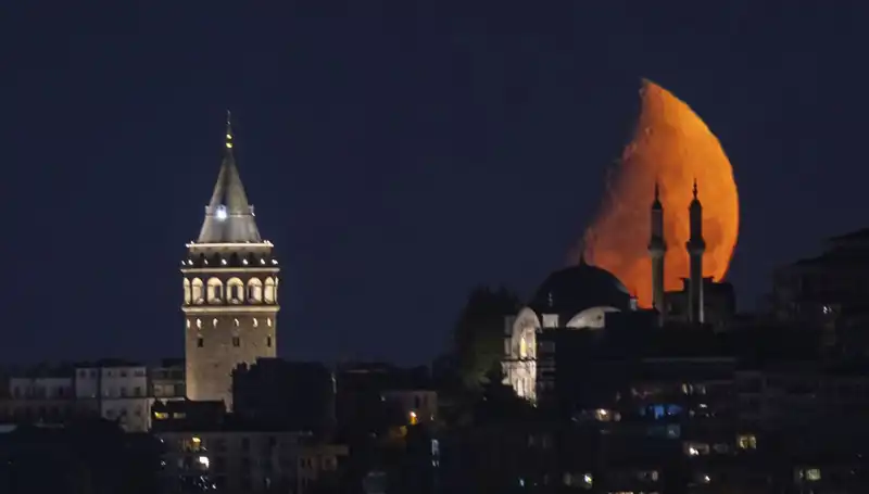 İstanbul'da Yarım Ay Güzelliği: Geceye Dair Unutulmaz Anlar