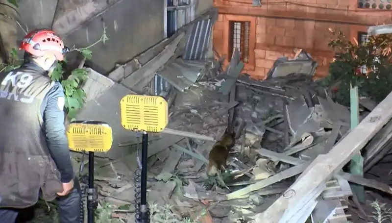 İstanbul'da Deprem Sonrası Çöken Bina: Can Kaybı ve Gözyaşlarıyla Dolu Bir Gün