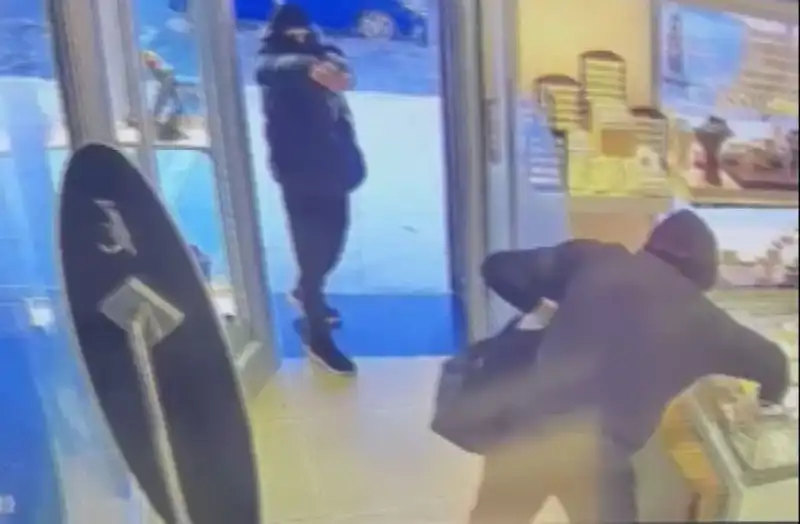 Ümraniye'de Maskeli Soyguncuların Gösterisi: Silahlı Girişim Gözleri Dört Dörtlük Açtı!