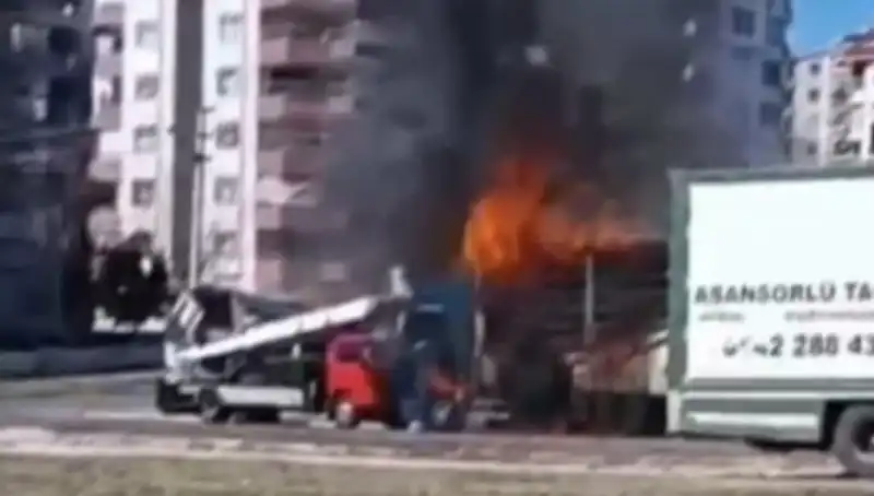 Alev Alev Yanan TIR, Görkemli Patlama ile Küle Döndü!