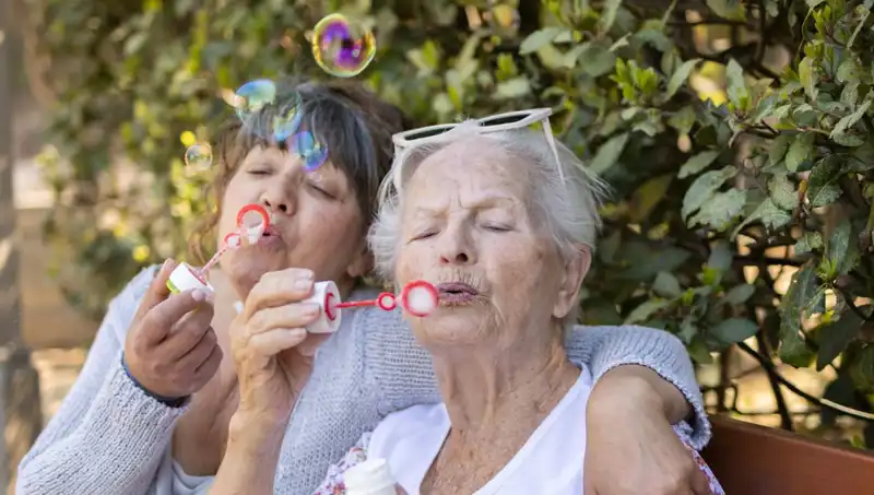100 Yaşındaki İki Kadın Yaşam Sırlarını Açıkladı: Diyet ve Egzersiz Değil!