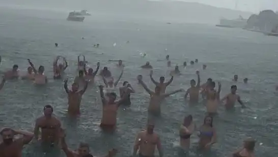 İstanbul Bebek'te Yağmura Rağmen Deniz Keyfi: İşte O Anlar!