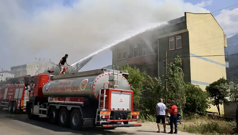 Çatı Katındaki Yangın Panik Yarattı: Şans Eseri Can Kaybı Yok