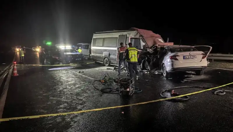 Ters Yönde Giden Araca Çarpan Minibüs Alev Alev Yandı: 1 Ölü, 1 Yaralı
